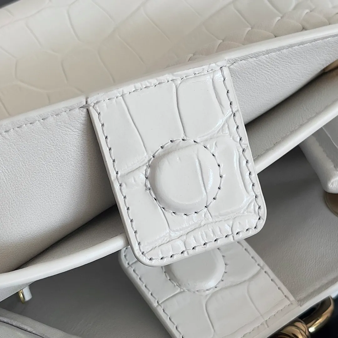 Batch 2880 BOTTEGA VENETA new women's crocodile leather ANDIAMO is shipped! ! ! As a classic model of the BV family, each innovation brings different surprises to fans. There are three ways to carry it with different makeup. Crocodile skin is called the gold in leather and is famous for its top luxury and rarity. During use, the luster of the crocodile skin will not fade or fade with time. No matter how long it is used, it will still remain new. And because each crocodile skin is different, the effect of each crocodile leather bag is different. Style number: 777614 Size: 22*9*15.5cm